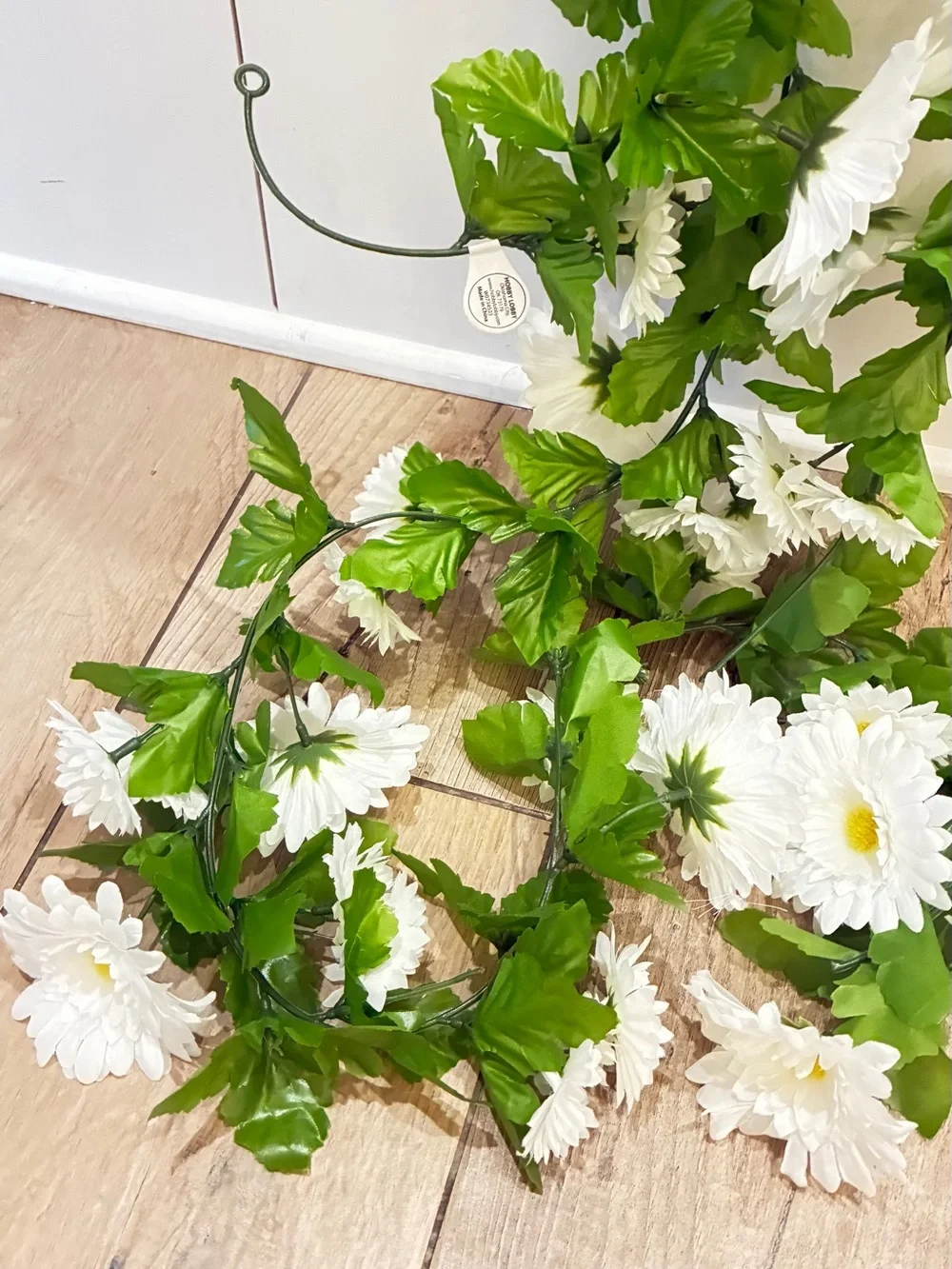 Bella Vita White and Green Daisy Garland